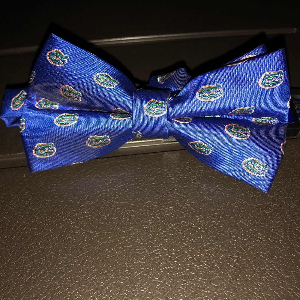 Gators bow tie